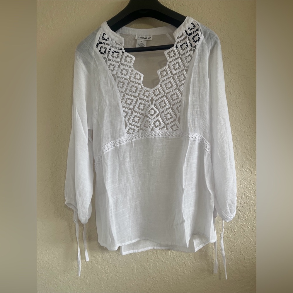 Vantarsi Women’s Embroidered White Blouse Size Small